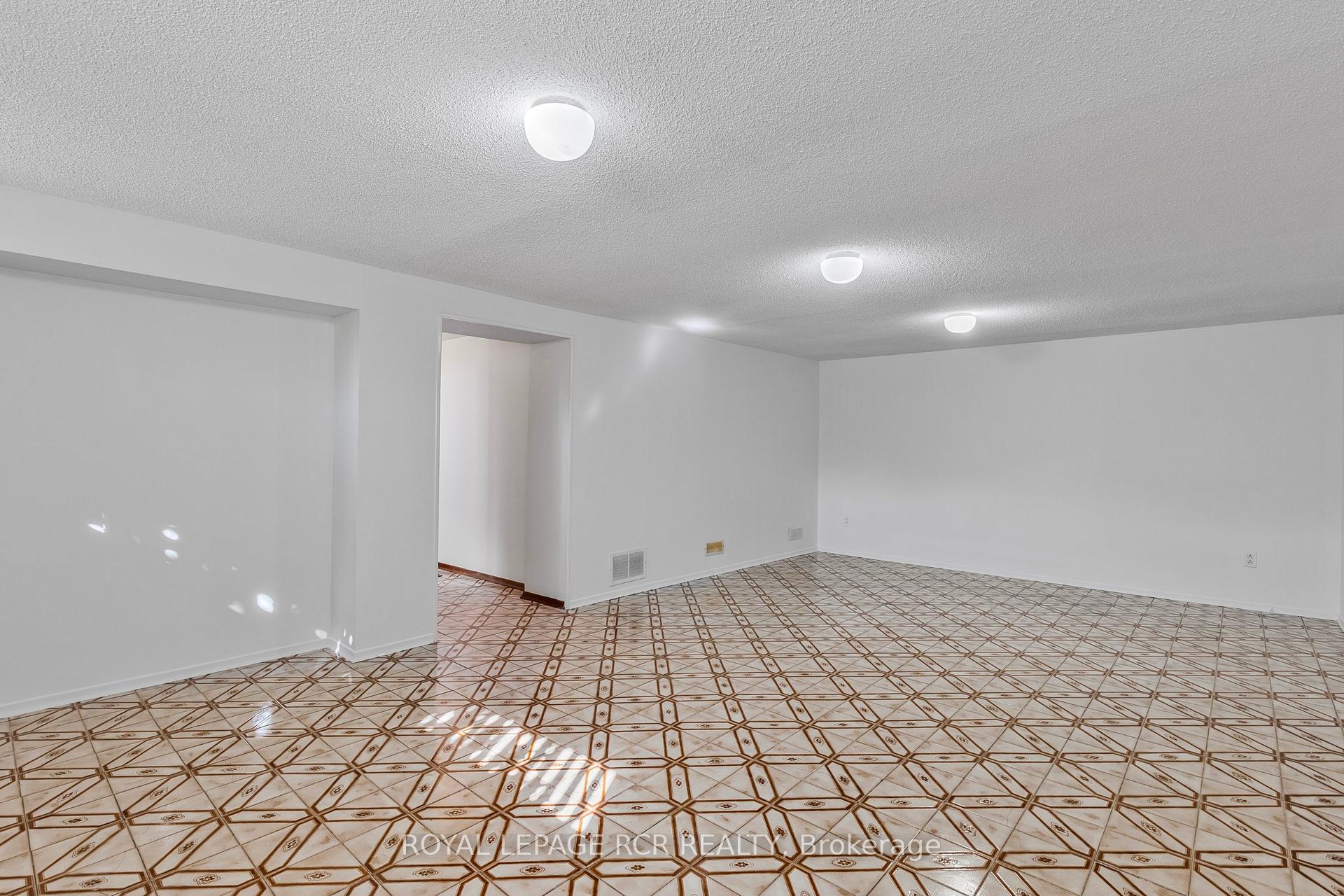 Photo 24 of 26 Ludstone Drive, Etobicoke, Willowridge-Martingrove-Richview — HOMEH