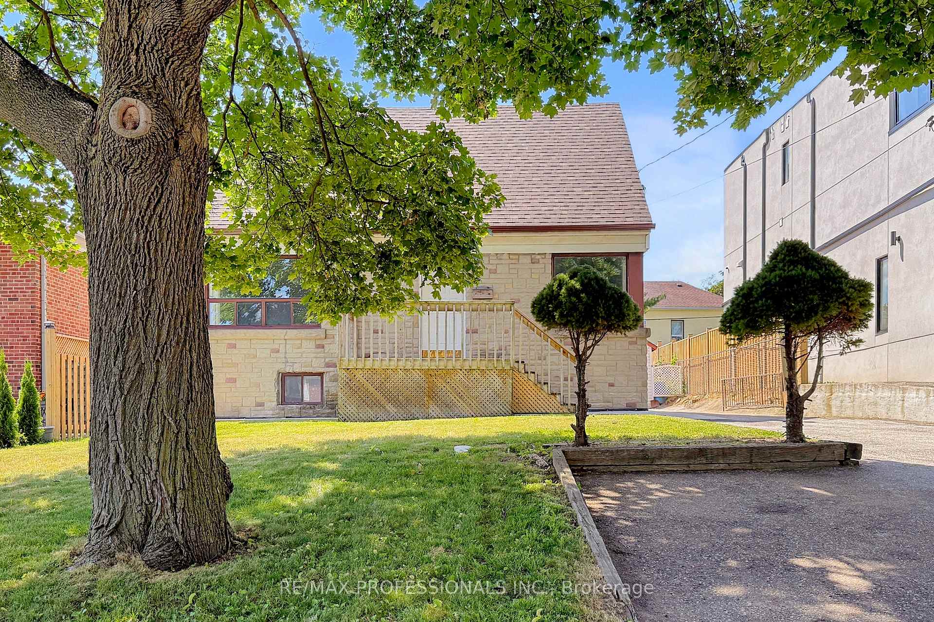 Photo 3 of 21 Lockheed Boulevard, Etobicoke, Humber Heights — HOMEH