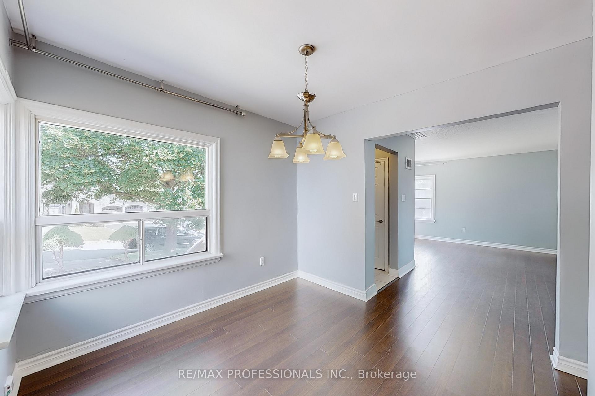 Photo 11 of 21 Lockheed Boulevard, Etobicoke, Humber Heights — HOMEH