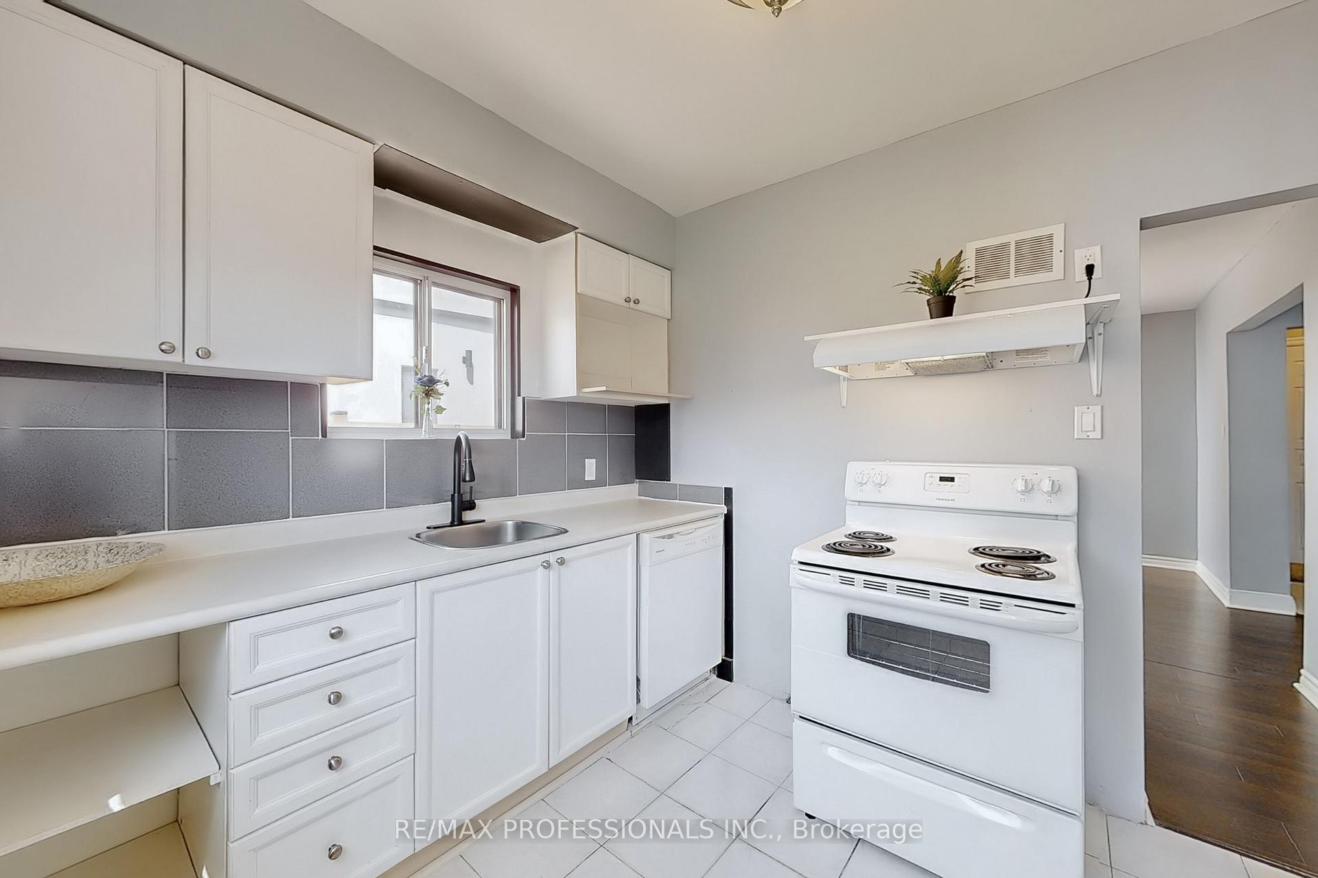 Photo 9 of 21 Lockheed Boulevard, Etobicoke, Humber Heights — HOMEH