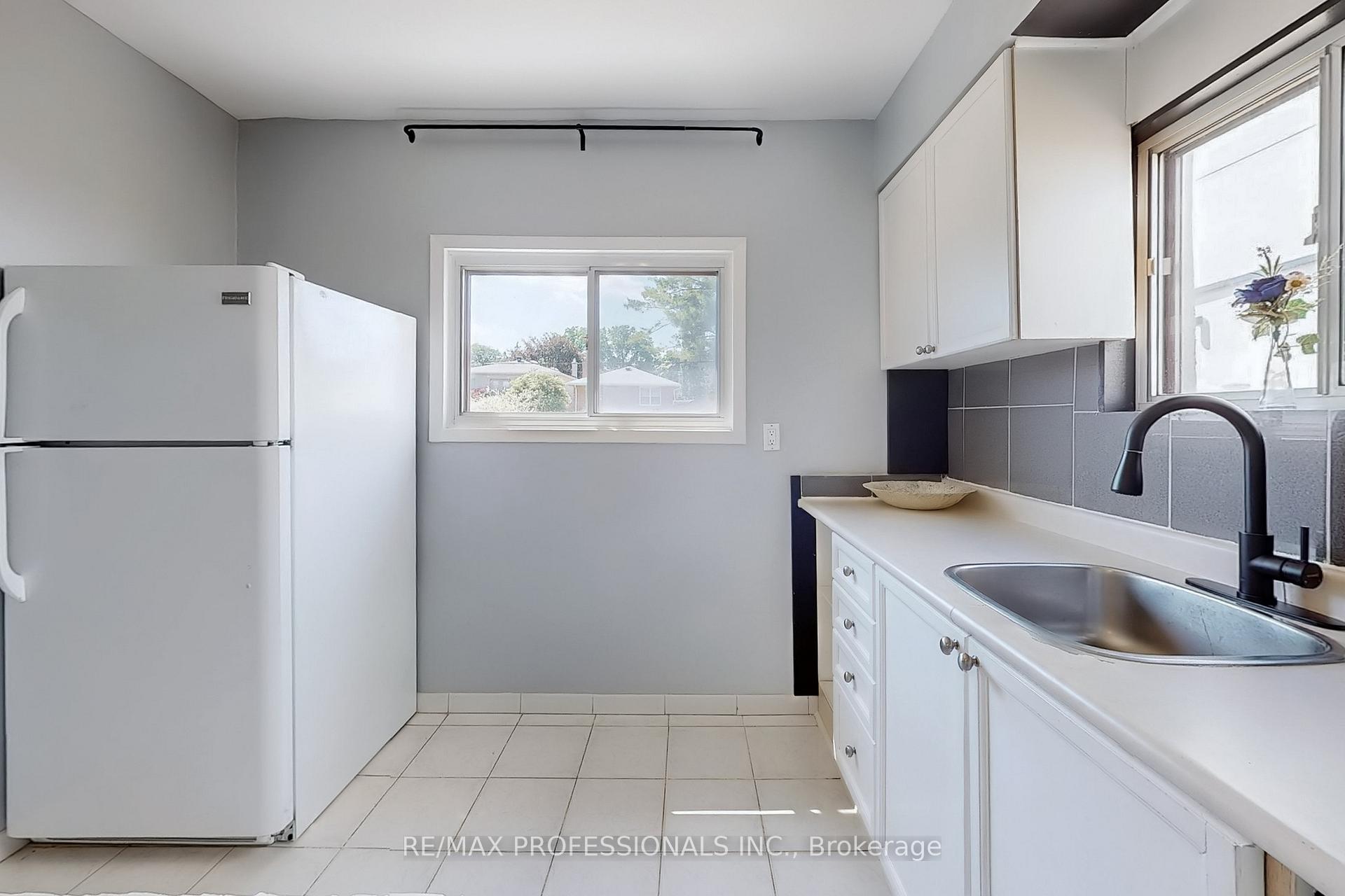Photo 10 of 21 Lockheed Boulevard, Etobicoke, Humber Heights — HOMEH