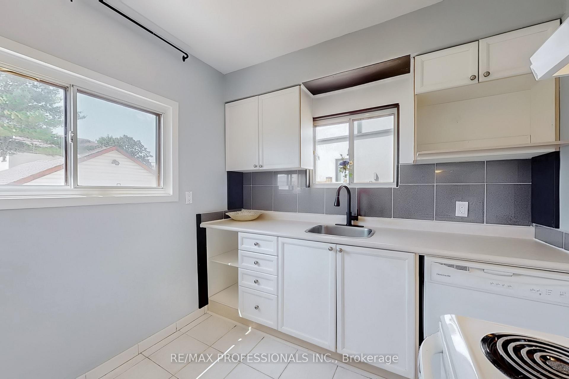 Photo 17 of 21 Lockheed Boulevard, Etobicoke, Humber Heights — HOMEH