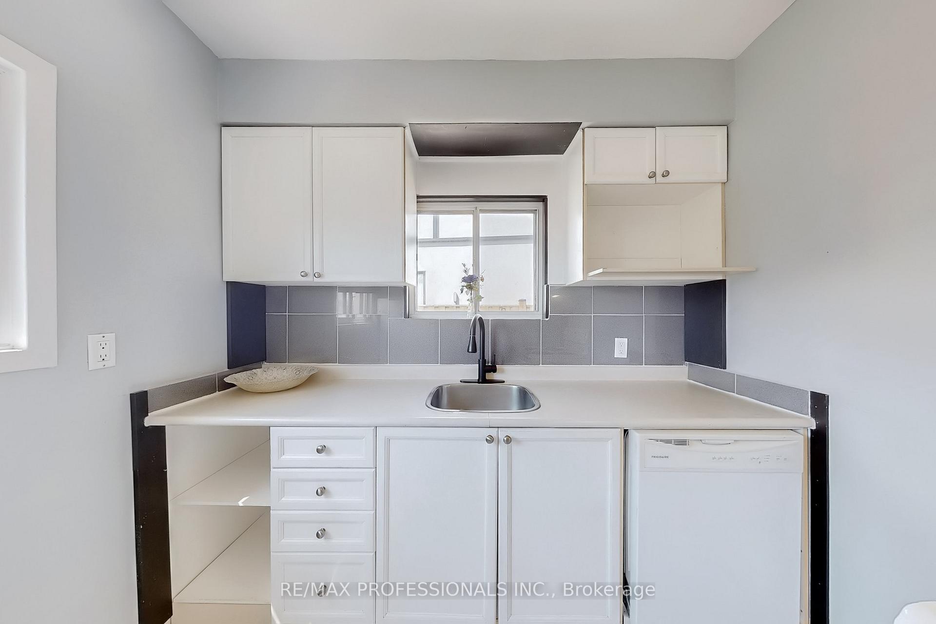 Photo 4 of 21 Lockheed Boulevard, Etobicoke, Humber Heights — HOMEH