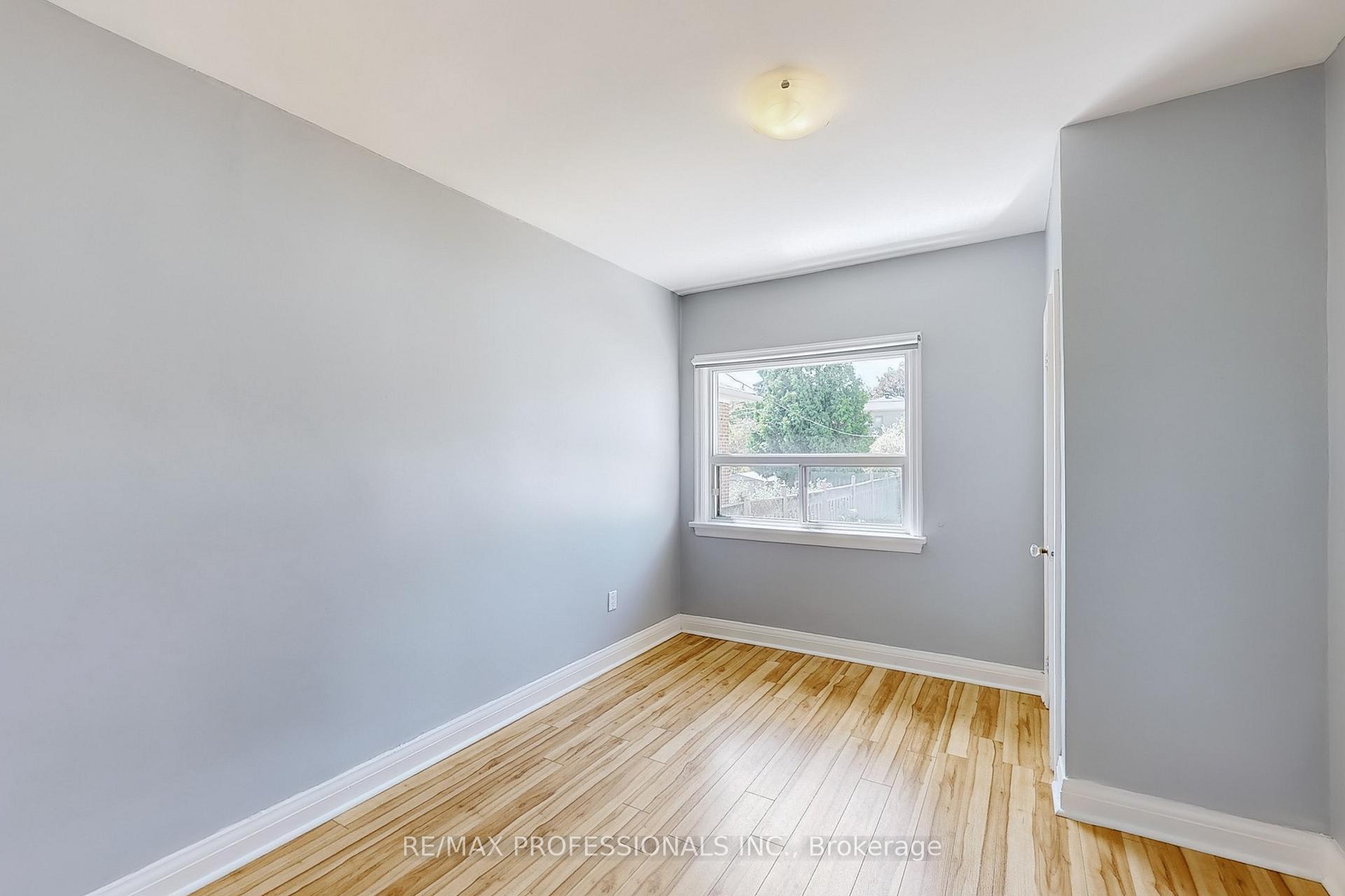 Photo 5 of 21 Lockheed Boulevard, Etobicoke, Humber Heights — HOMEH