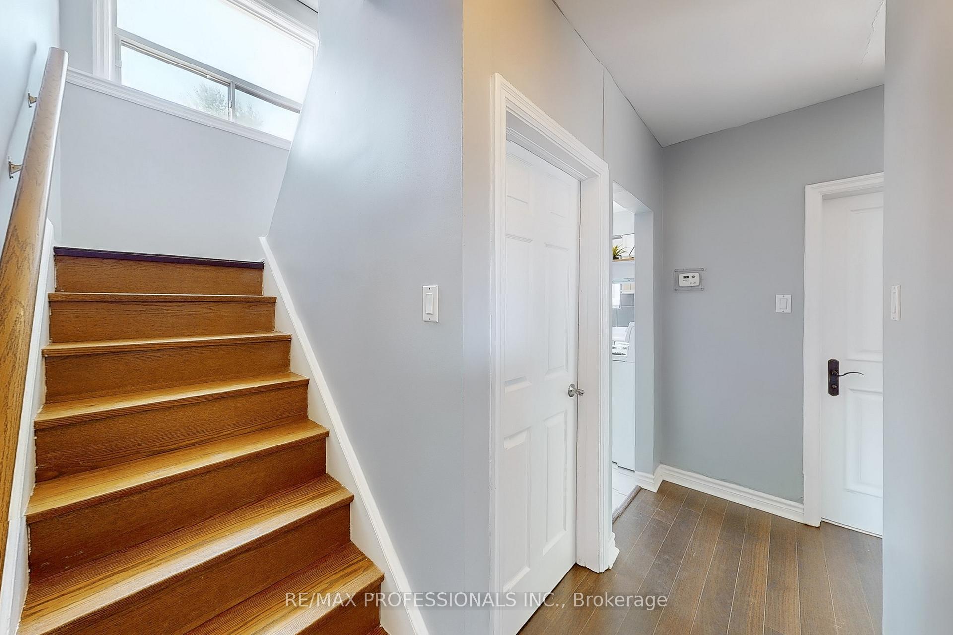 Photo 8 of 21 Lockheed Boulevard, Etobicoke, Humber Heights — HOMEH