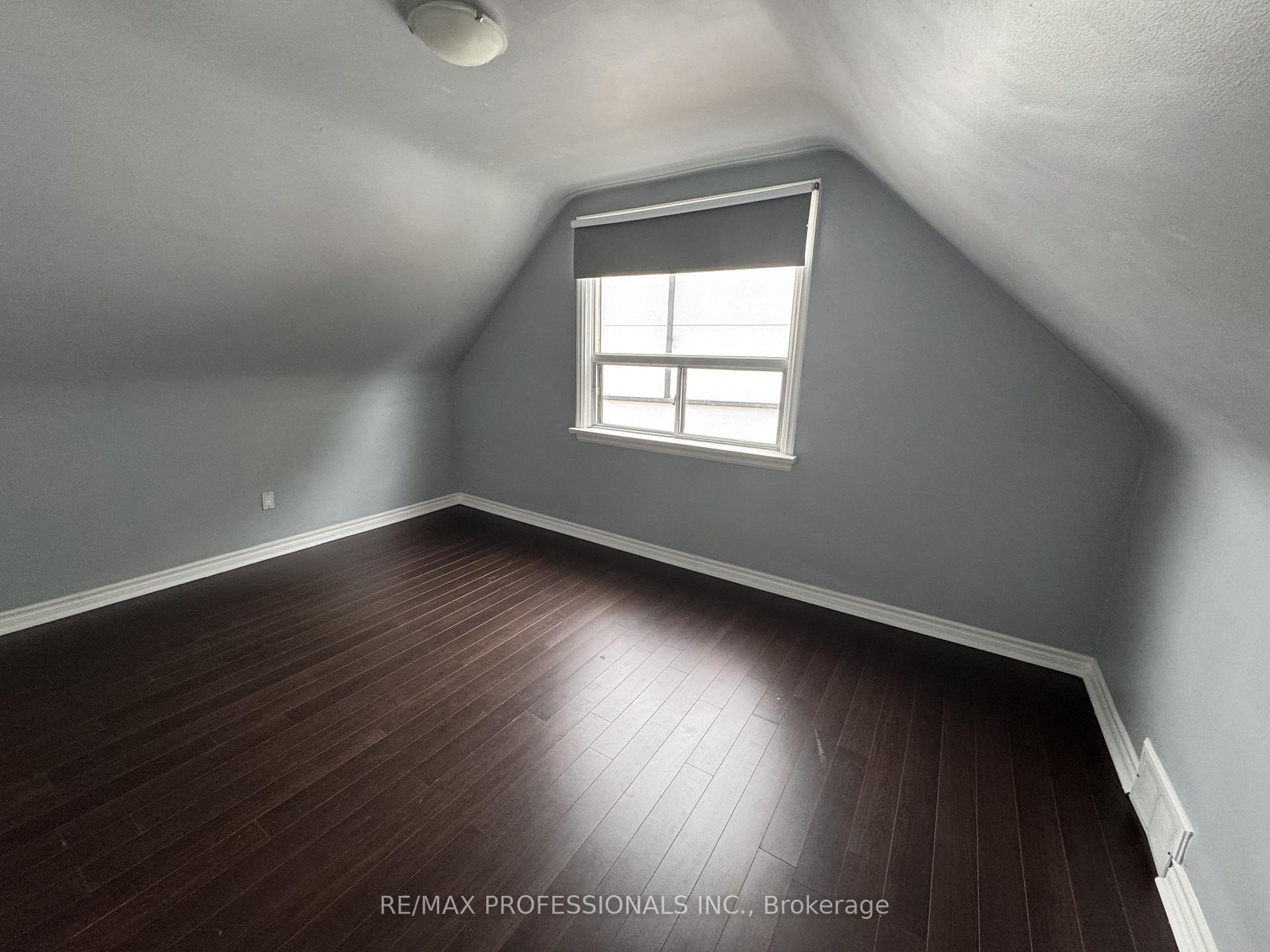 Photo 16 of 21 Lockheed Boulevard, Etobicoke, Humber Heights — HOMEH