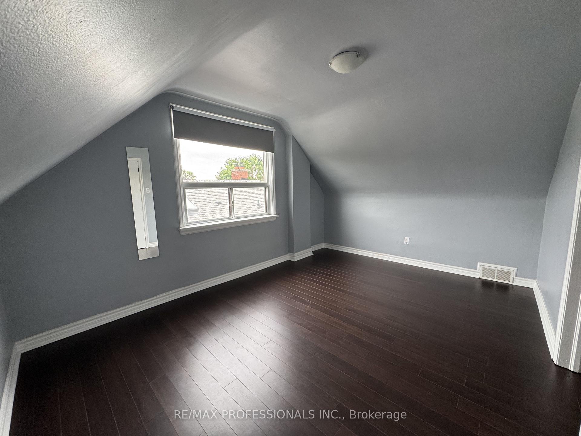 Photo 14 of 21 Lockheed Boulevard, Etobicoke, Humber Heights — HOMEH