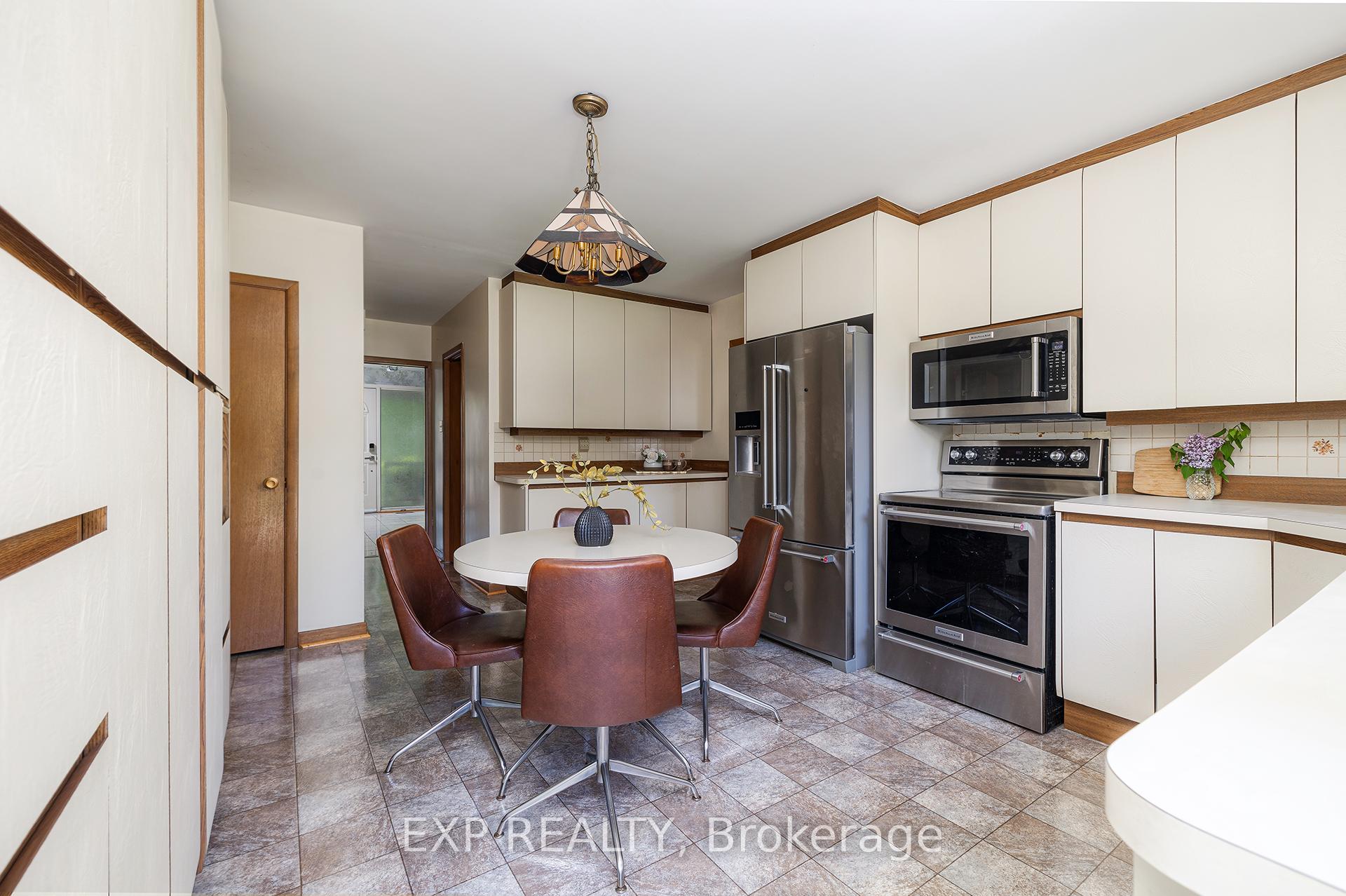 Photo 8 of 69 Pettit Drive, Etobicoke, Willowridge-Martingrove-Richview — HOMEH