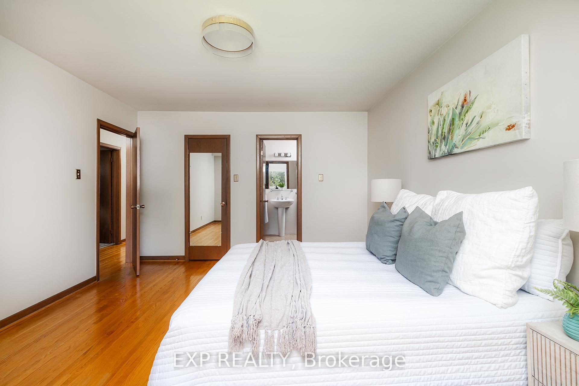 Photo 18 of 69 Pettit Drive, Etobicoke, Willowridge-Martingrove-Richview — HOMEH