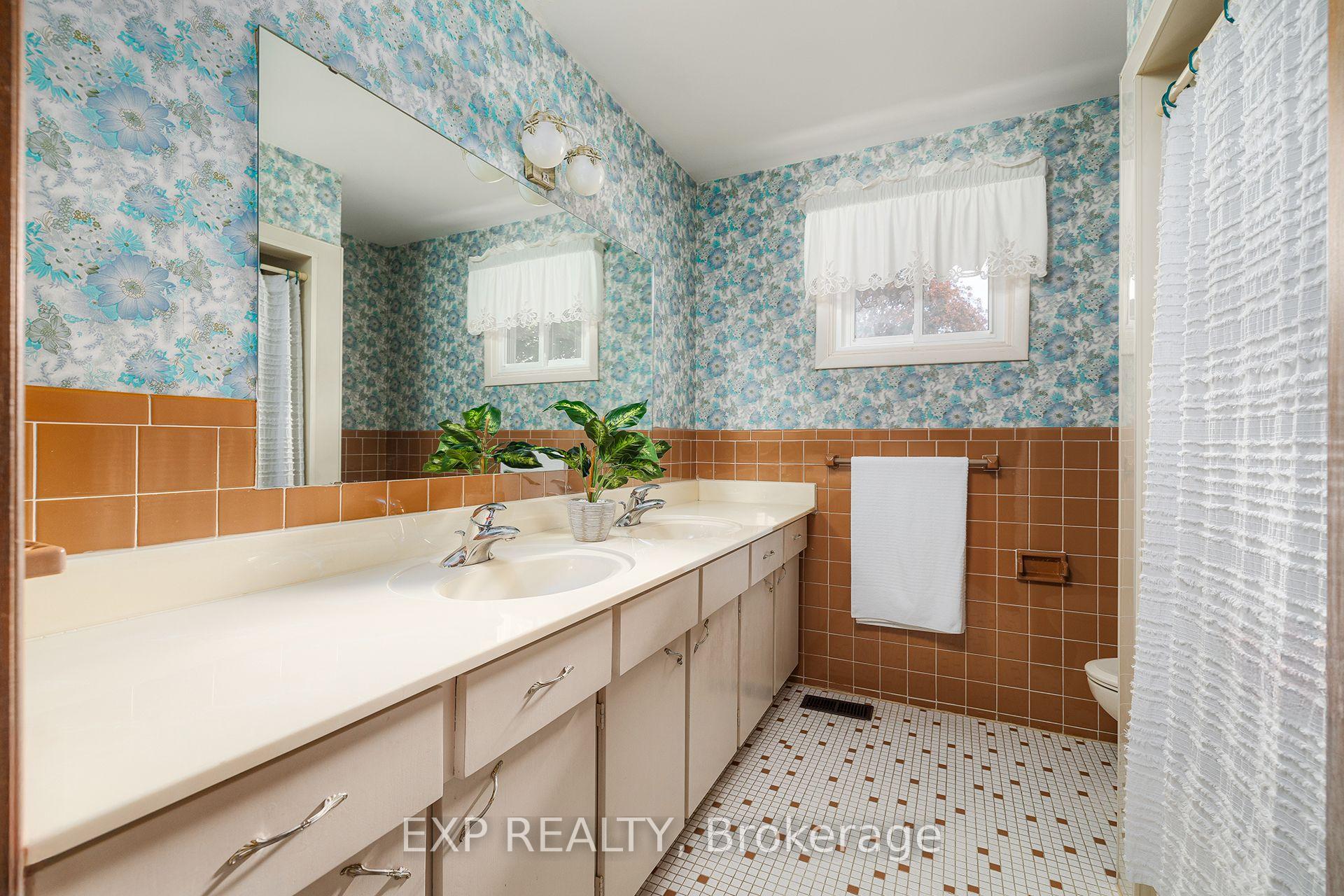 Photo 23 of 69 Pettit Drive, Etobicoke, Willowridge-Martingrove-Richview — HOMEH