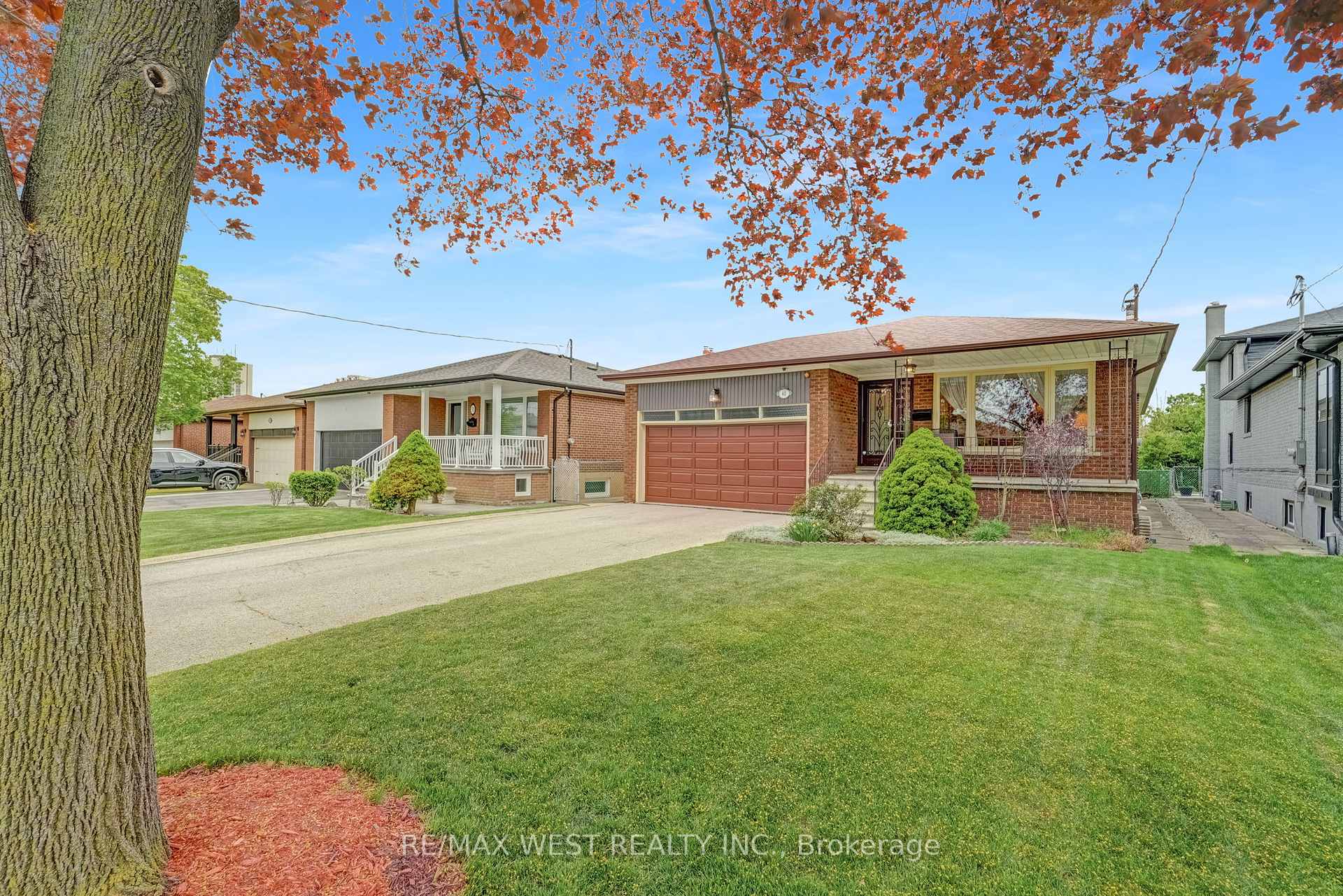 Photo 3 of 40 Windsor Road, Etobicoke, Kingsview Village-The Westway — HOMEH