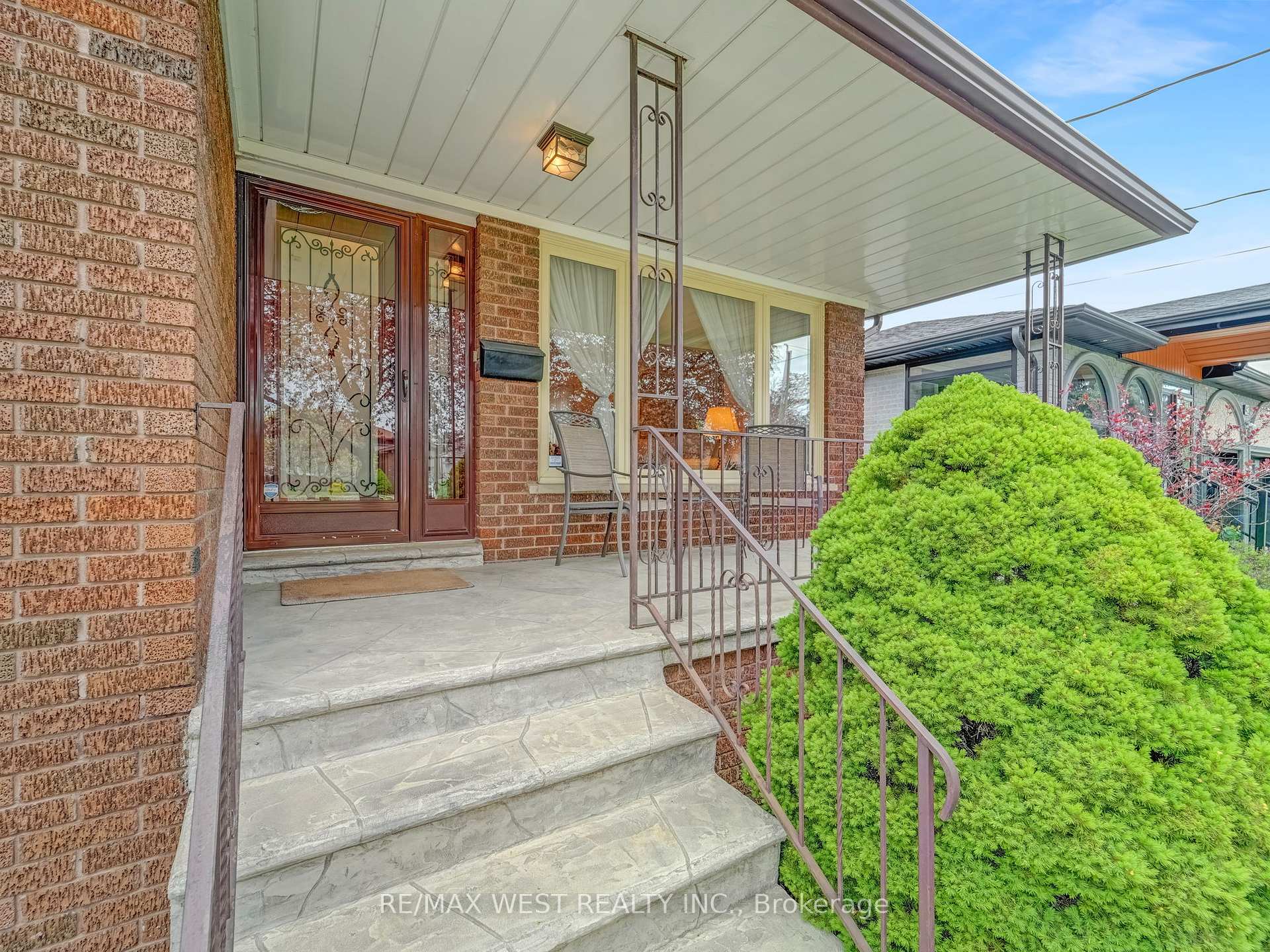 Photo 4 of 40 Windsor Road, Etobicoke, Kingsview Village-The Westway — HOMEH