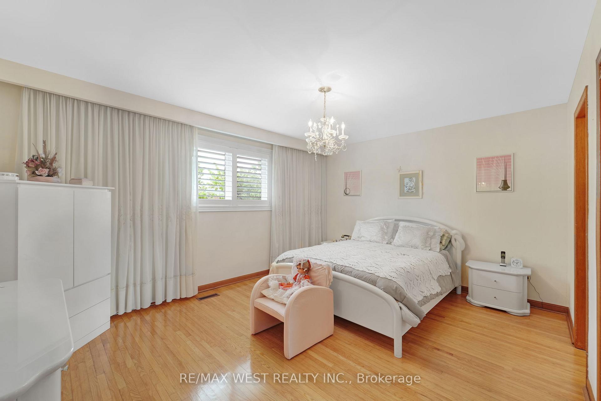 Photo 16 of 40 Windsor Road, Etobicoke, Kingsview Village-The Westway — HOMEH