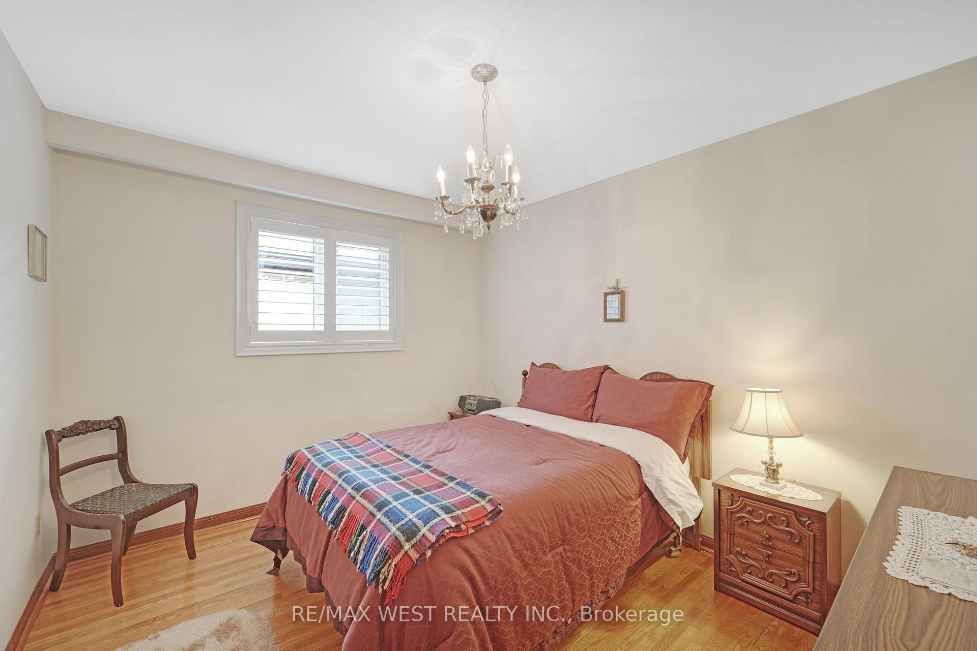 Photo 19 of 40 Windsor Road, Etobicoke, Kingsview Village-The Westway — HOMEH