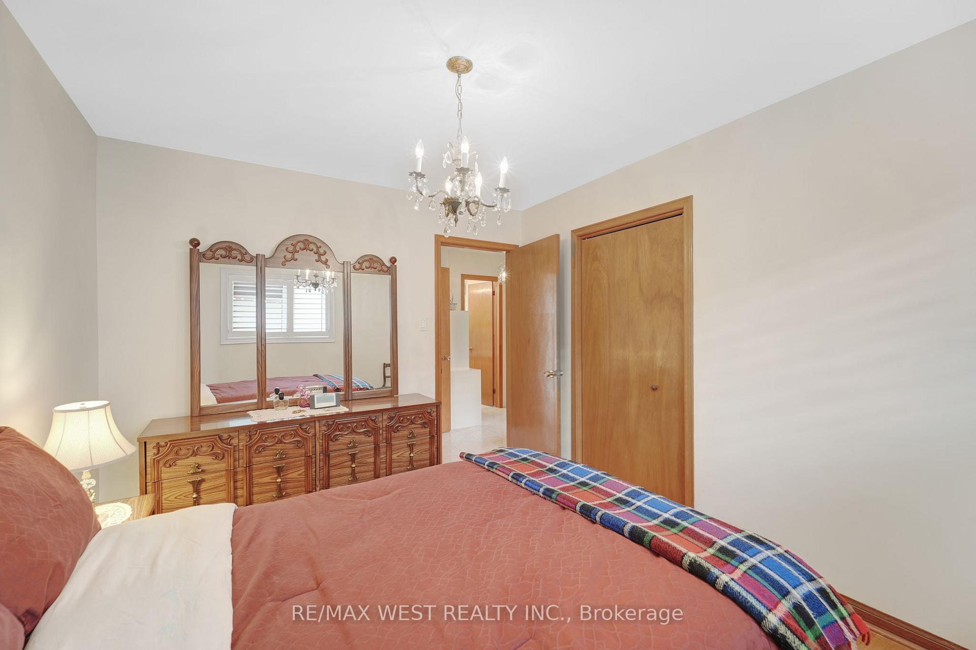 Photo 20 of 40 Windsor Road, Etobicoke, Kingsview Village-The Westway — HOMEH