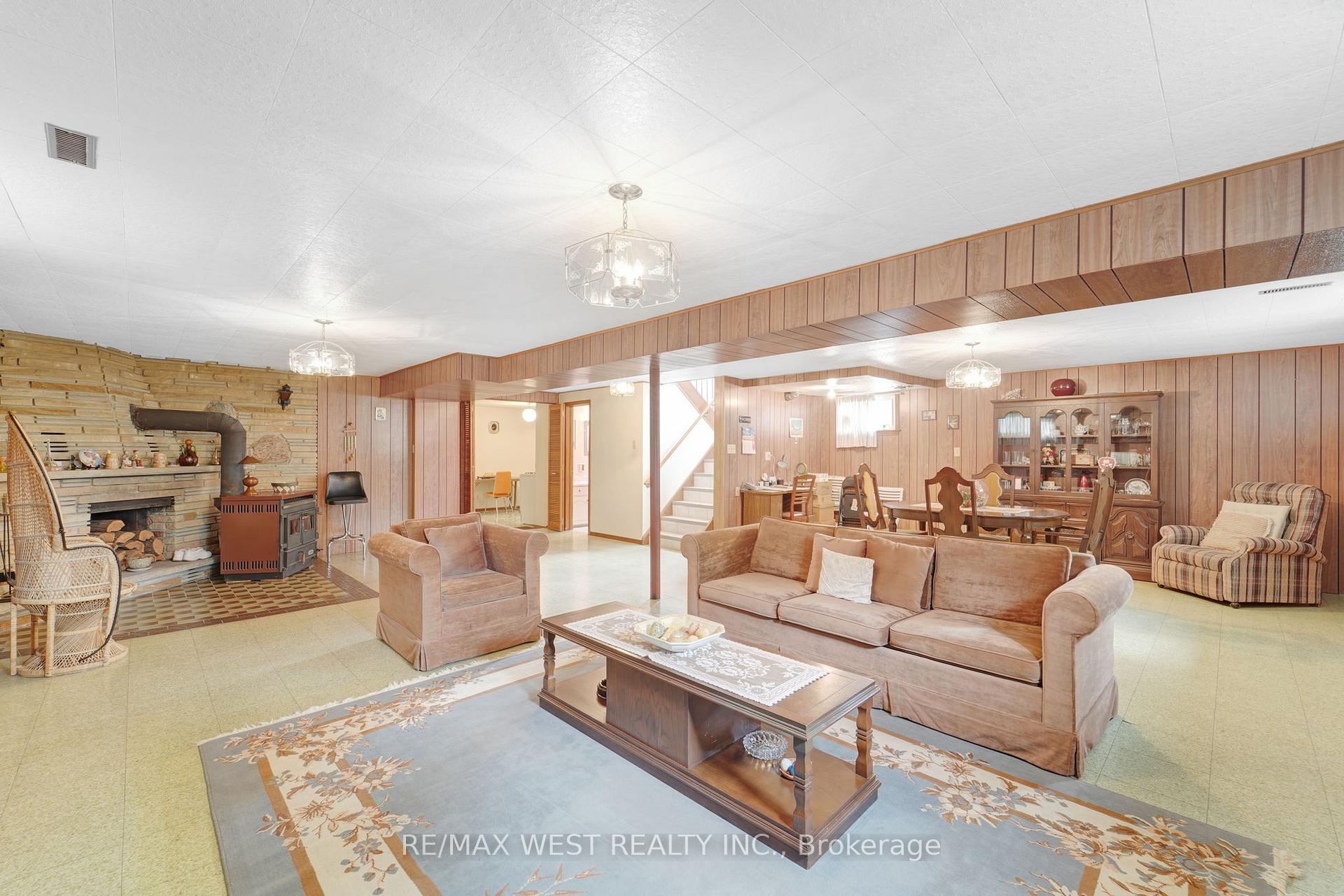 Photo 24 of 40 Windsor Road, Etobicoke, Kingsview Village-The Westway — HOMEH