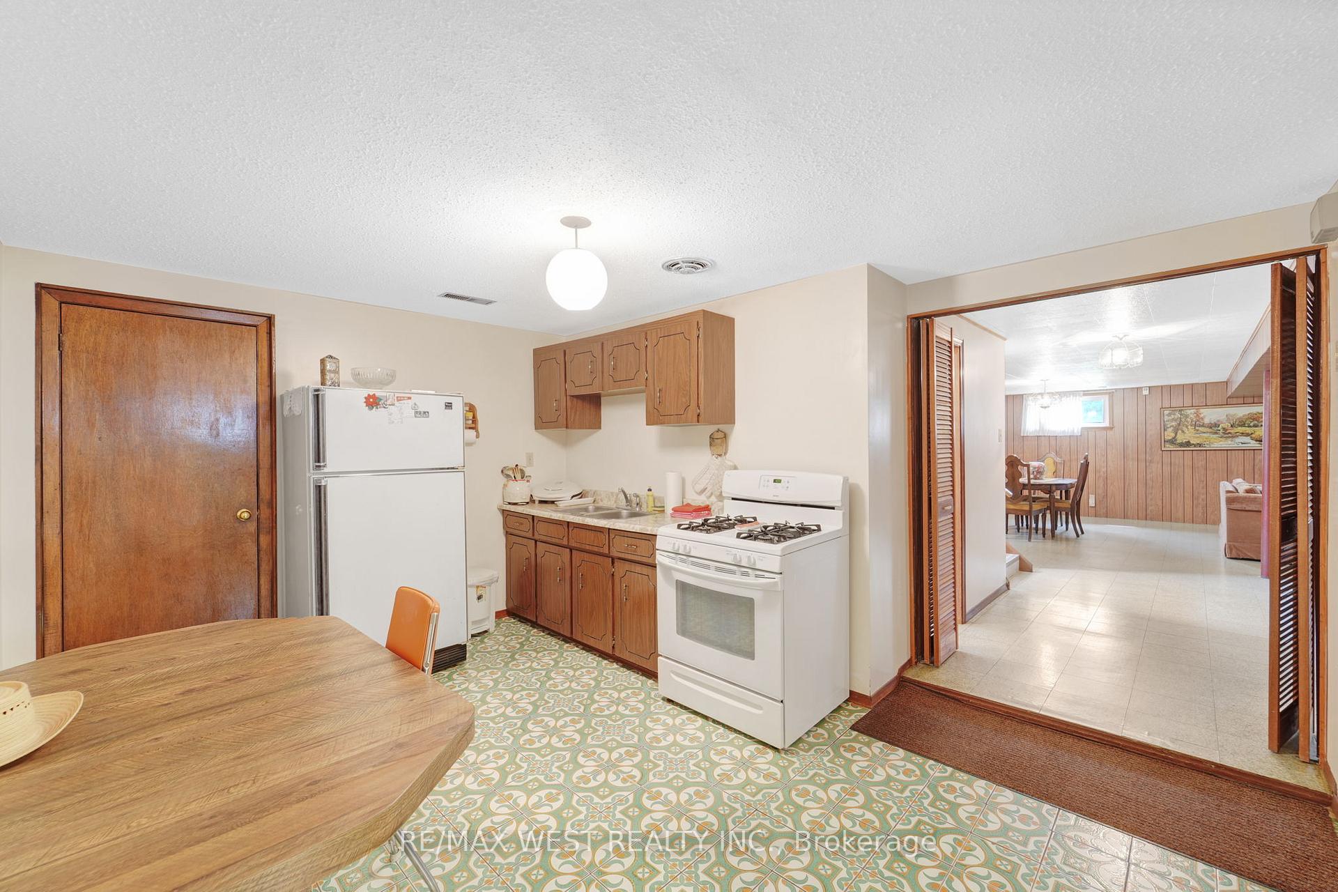 Photo 28 of 40 Windsor Road, Etobicoke, Kingsview Village-The Westway — HOMEH