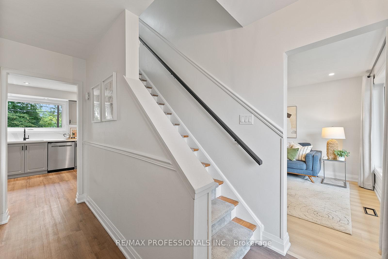 Photo 2 of 18 Lavington Drive, Etobicoke, Willowridge-Martingrove-Richview — HOMEH