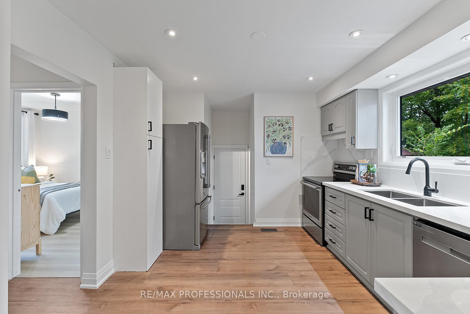 Photo 12 of 18 Lavington Drive, Etobicoke, Willowridge-Martingrove-Richview — HOMEH