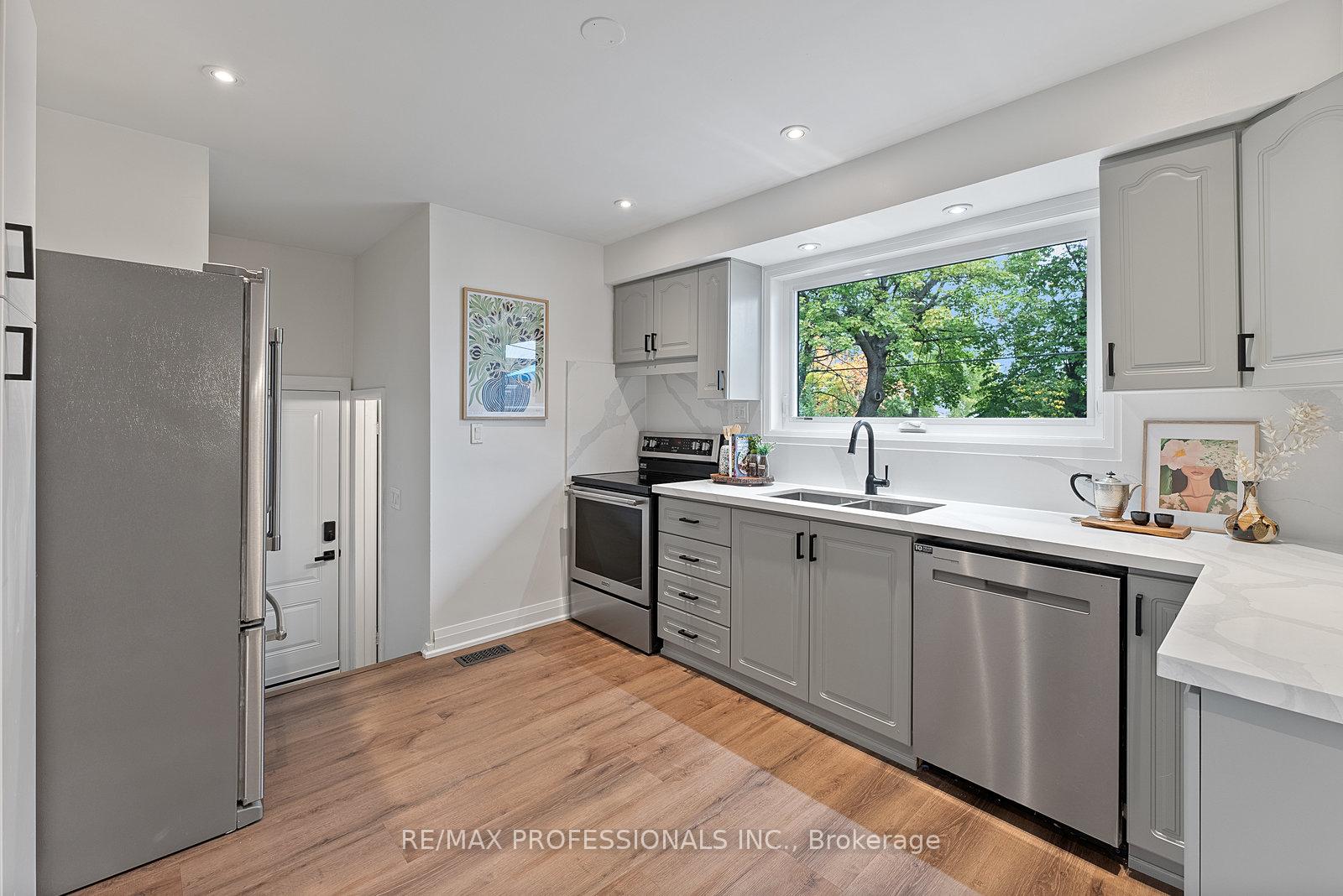 Photo 13 of 18 Lavington Drive, Etobicoke, Willowridge-Martingrove-Richview — HOMEH