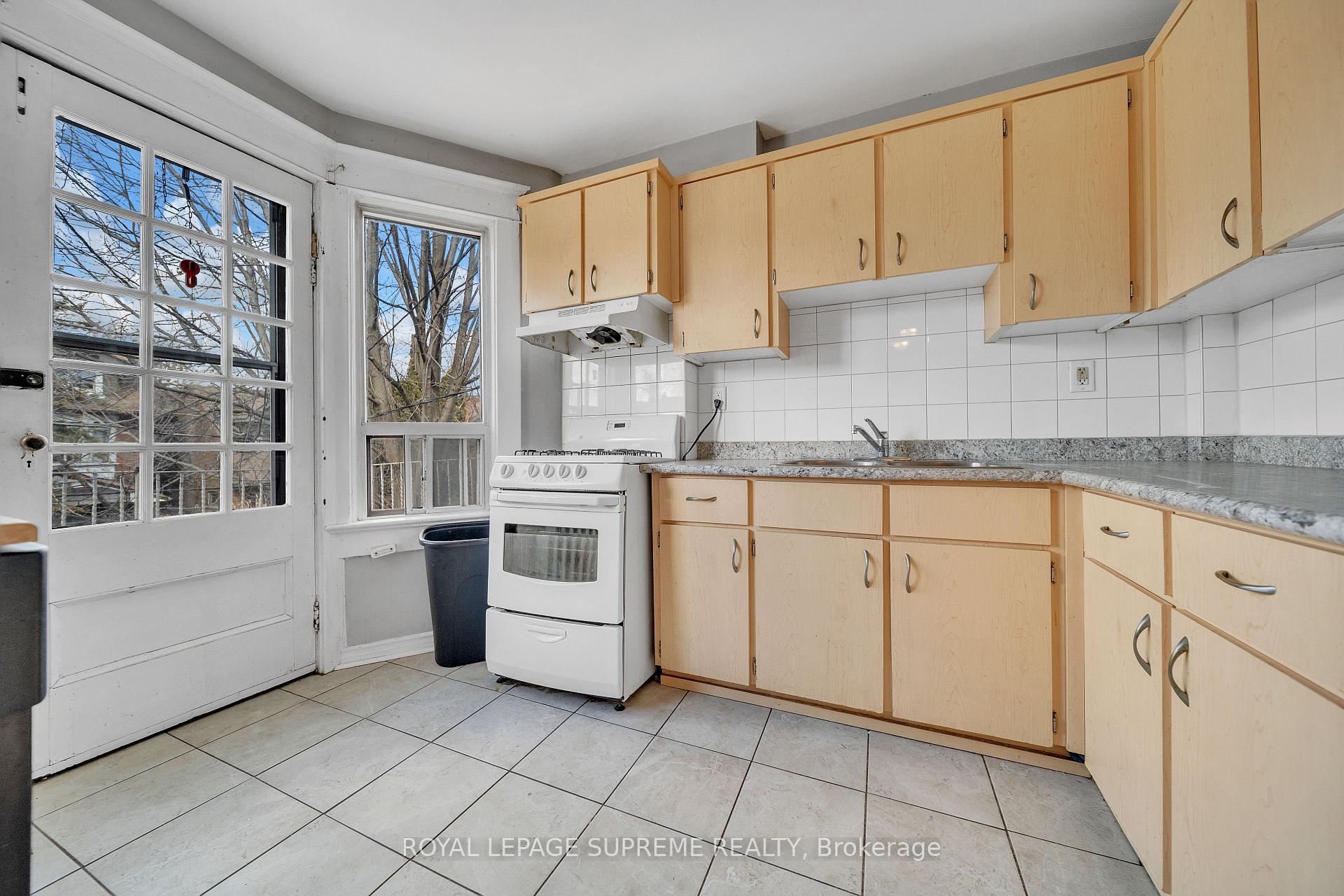 Photo 13 of 9 Rusholme Park Crescent, Toronto, Little Portugal — HOMEH