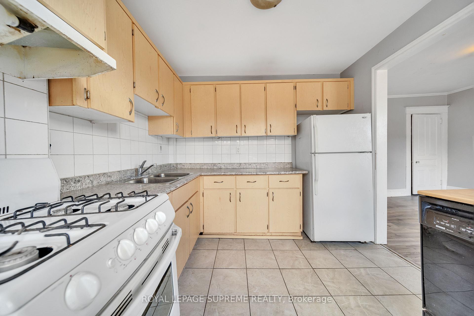 Photo 14 of 9 Rusholme Park Crescent, Toronto, Little Portugal — HOMEH