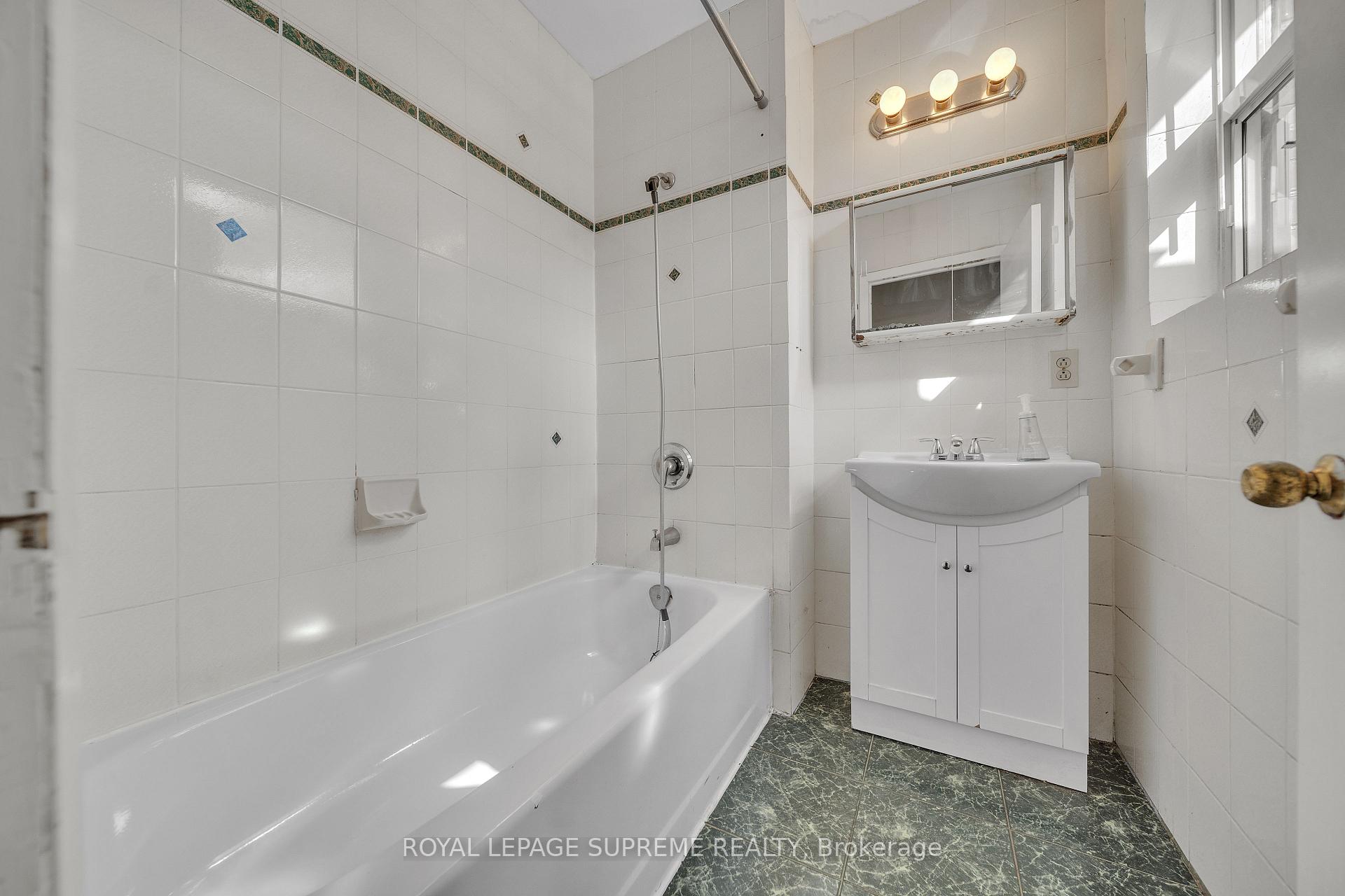 Photo 27 of 9 Rusholme Park Crescent, Toronto, Little Portugal — HOMEH