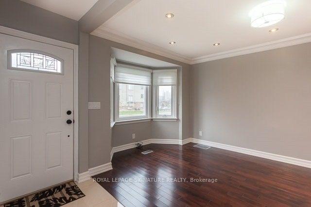 Photo 4 of 2259 Lawrence Avenue W, Etobicoke, Humber Heights — HOMEH