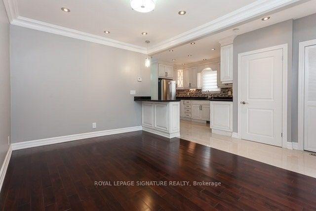 Photo 5 of 2259 Lawrence Avenue W, Etobicoke, Humber Heights — HOMEH