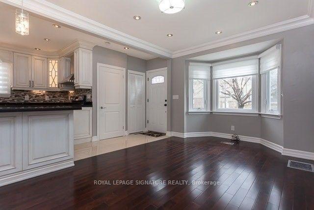 Photo 6 of 2259 Lawrence Avenue W, Etobicoke, Humber Heights — HOMEH