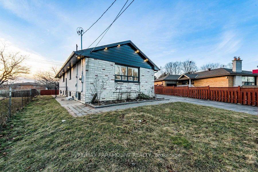 Photo 3 of 6 Arkley Crescent, Etobicoke, Willowridge-Martingrove-Richview — HOMEH