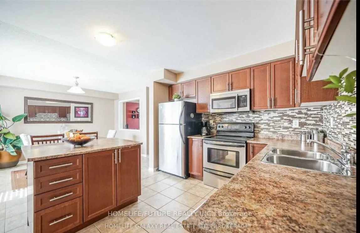 Photo 3 of 33 Warnford Circle, Ajax, Northeast Ajax — HOMEH