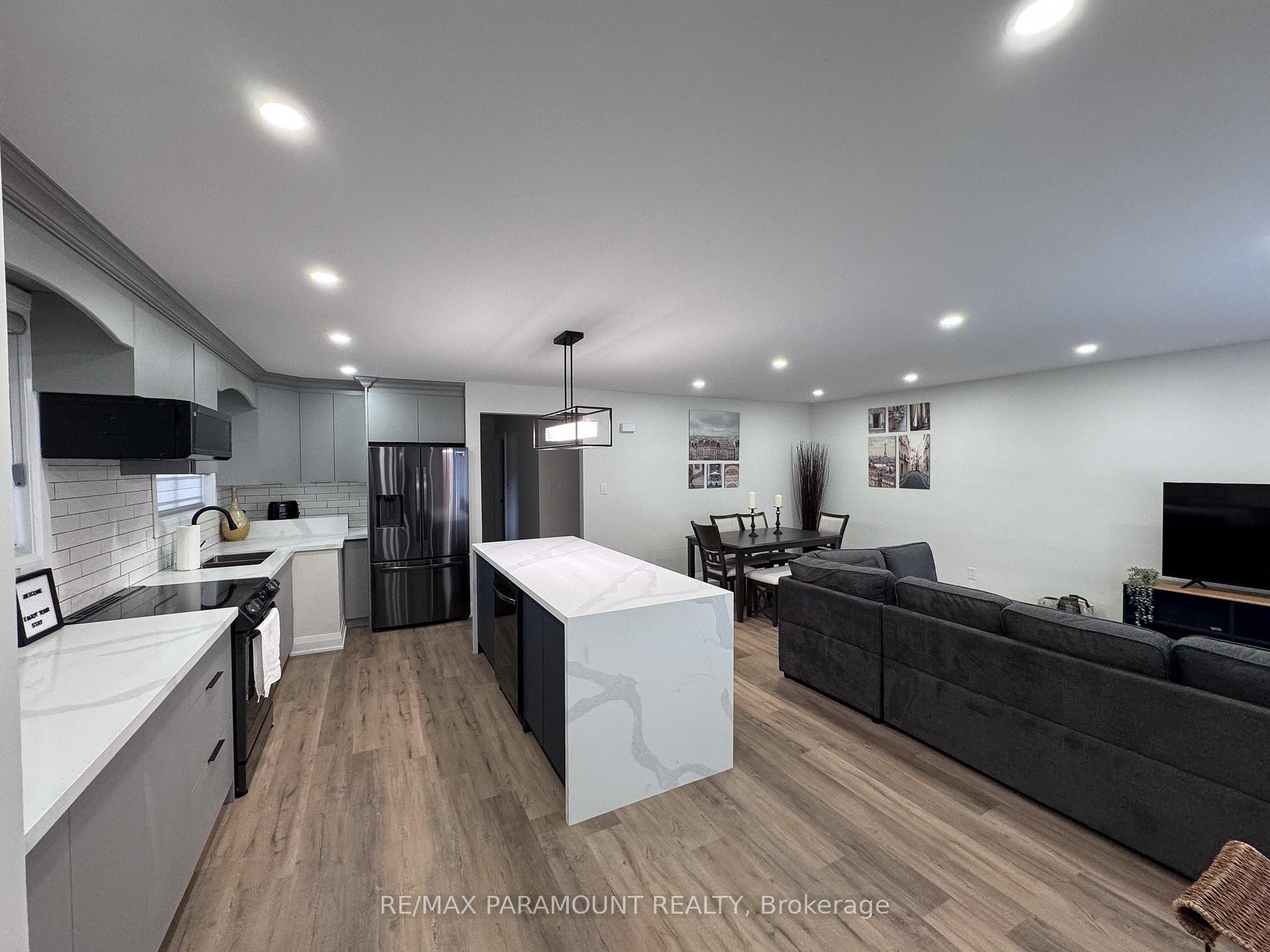 Photo 3 of 166 Kingsview Boulevard, Etobicoke, Kingsview Village-The Westway — HOMEH