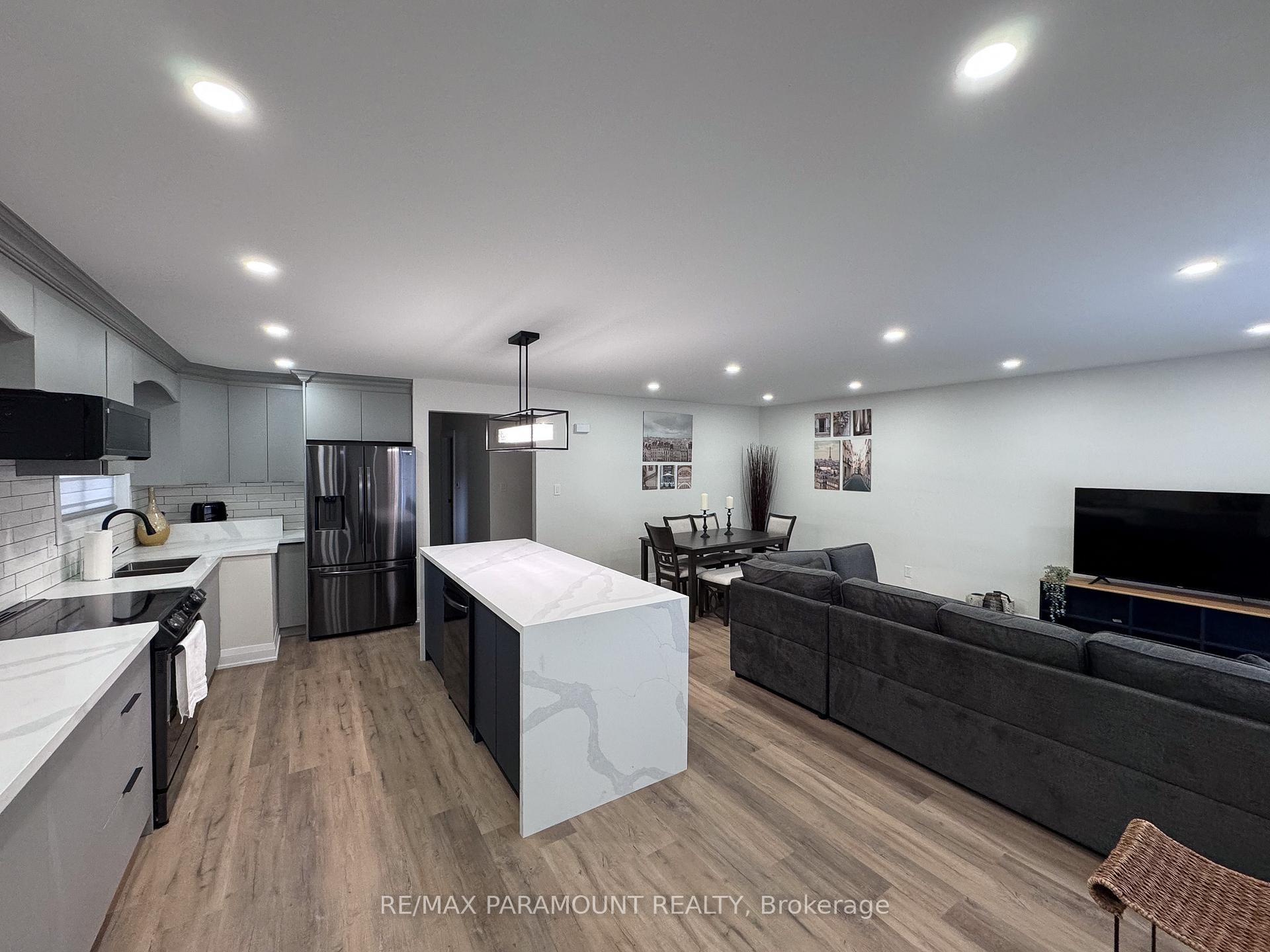 Photo 2 of 166 Kingsview Boulevard, Etobicoke, Kingsview Village-The Westway — HOMEH
