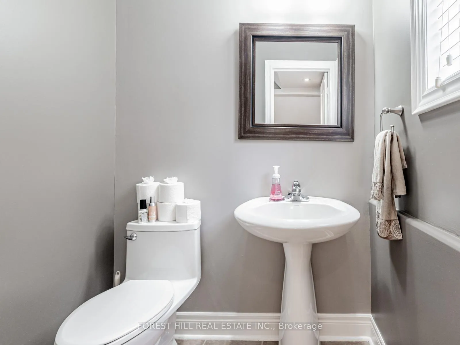 Photo 5 of 33 Connaught Lane, Barrie, Innis-Shore — HOMEH
