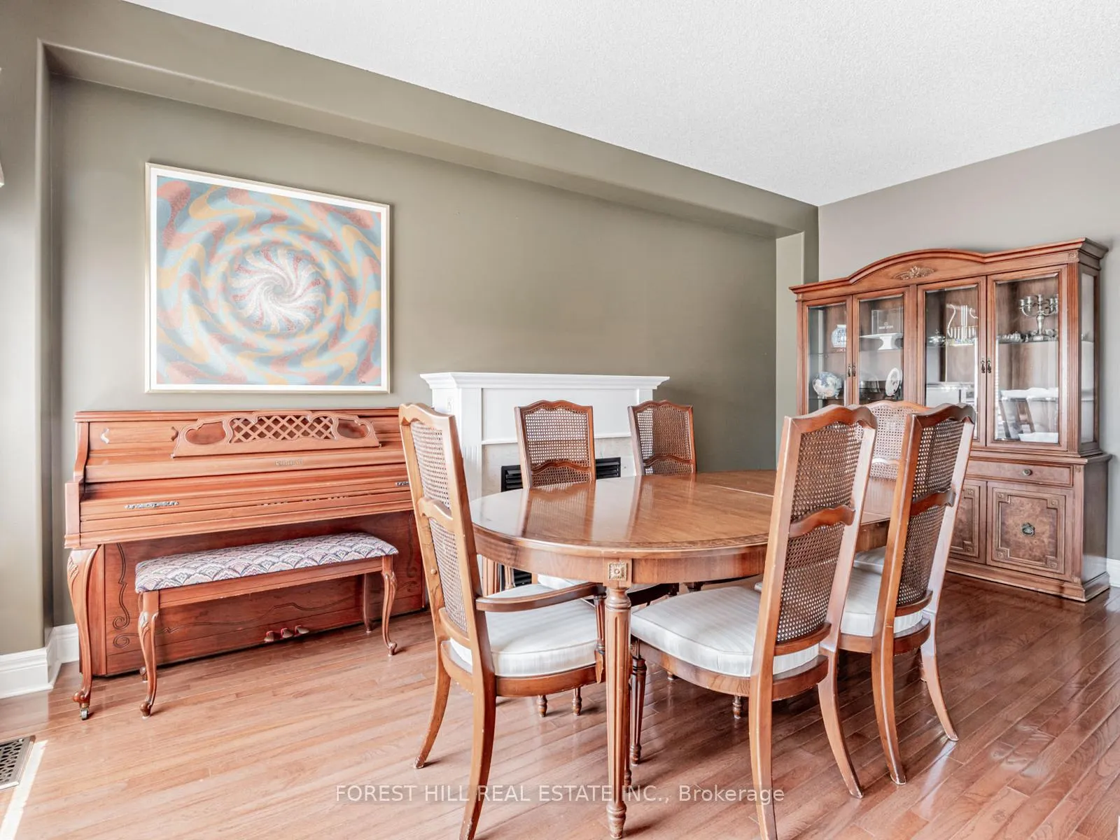 Photo 10 of 33 Connaught Lane, Barrie, Innis-Shore — HOMEH