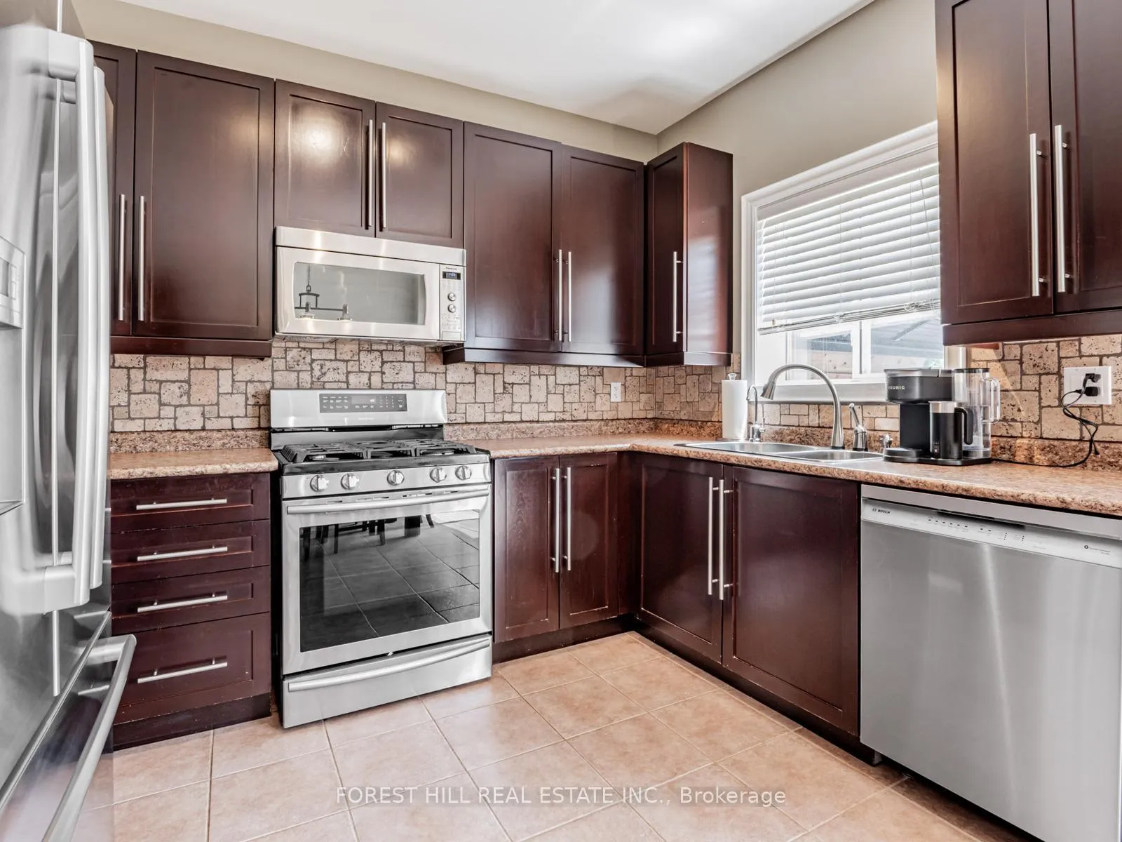 Photo 11 of 33 Connaught Lane, Barrie, Innis-Shore — HOMEH