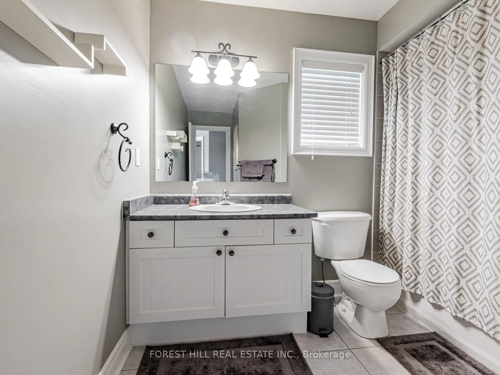 Photo 22 of 33 Connaught Lane, Barrie, Innis-Shore — HOMEH