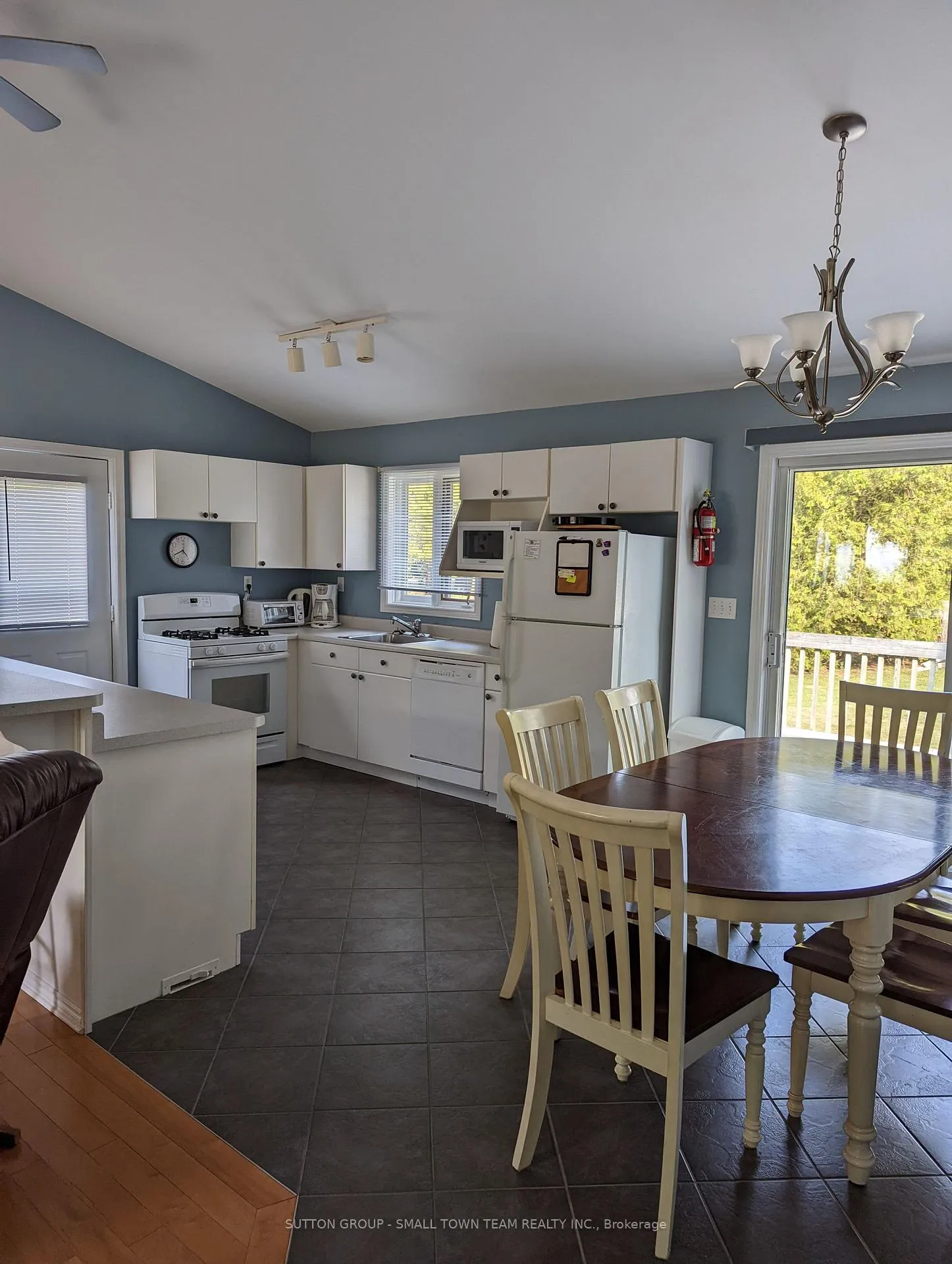 Photo 36 of 33915 Ridgeway Road, Bluewater, Hay — HOMEH