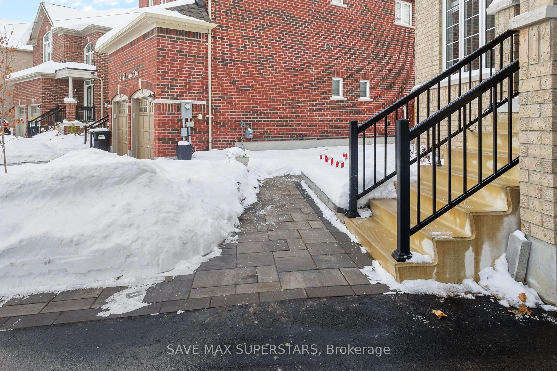 Photo 3 of 30 Westminster Circle, Barrie, Innis-Shore — HOMEH