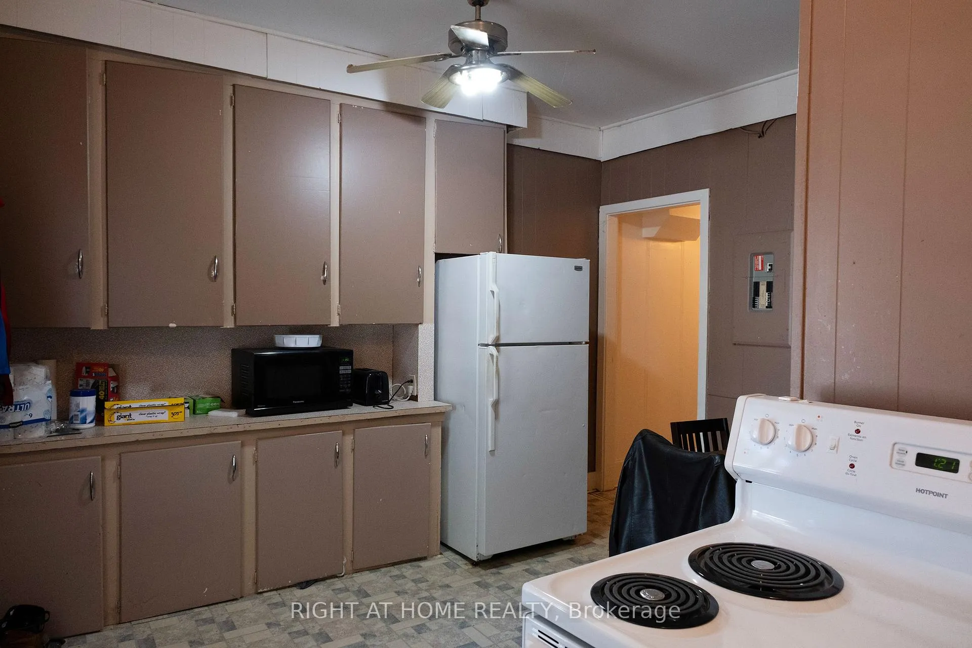 Photo 25 of 229 Elgin Street W, Arnprior — HOMEH