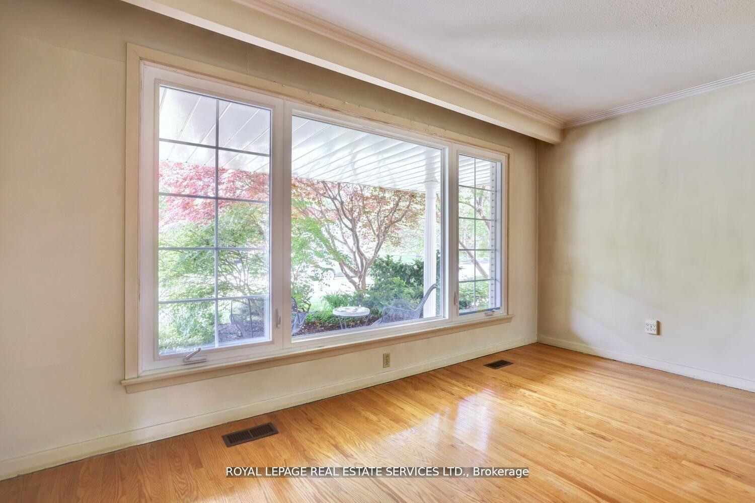 Photo 5 of 39 Pettit Drive, Etobicoke, Willowridge-Martingrove-Richview — HOMEH