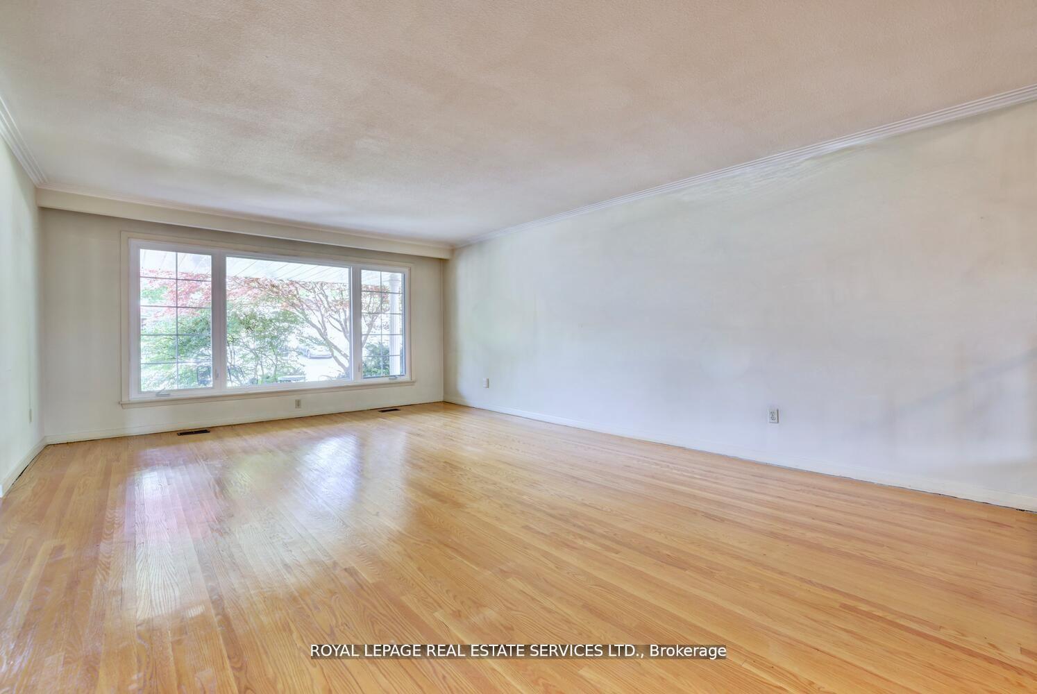 Photo 7 of 39 Pettit Drive, Etobicoke, Willowridge-Martingrove-Richview — HOMEH