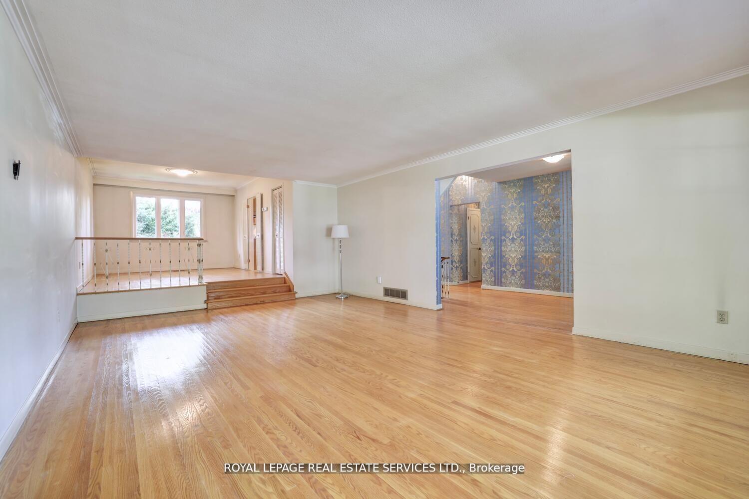 Photo 8 of 39 Pettit Drive, Etobicoke, Willowridge-Martingrove-Richview — HOMEH