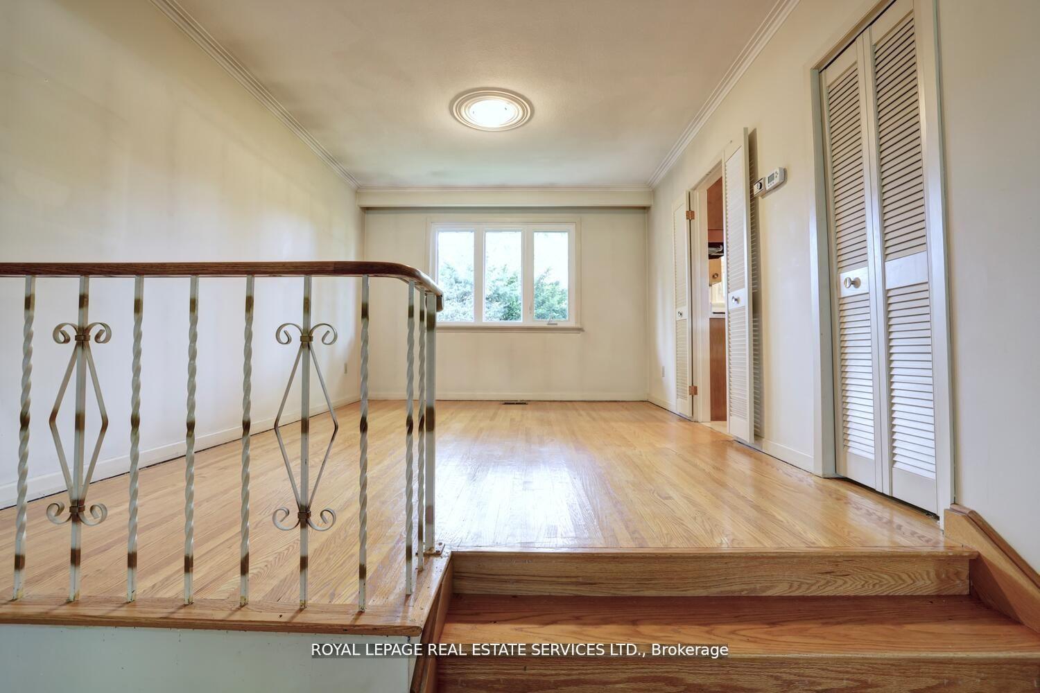Photo 9 of 39 Pettit Drive, Etobicoke, Willowridge-Martingrove-Richview — HOMEH
