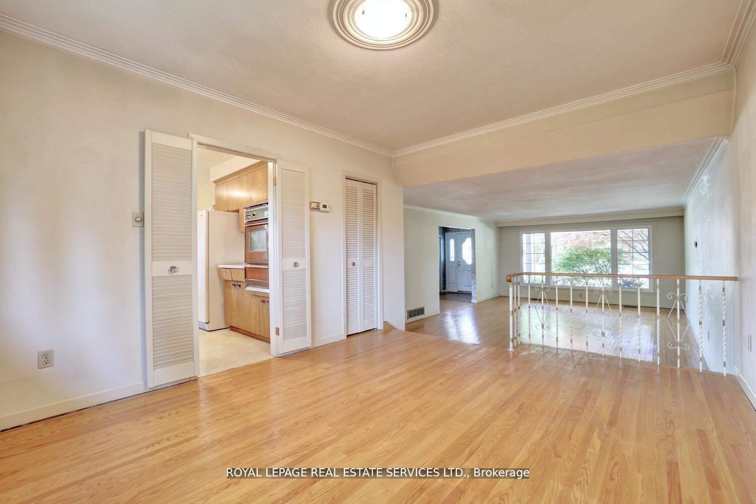 Photo 10 of 39 Pettit Drive, Etobicoke, Willowridge-Martingrove-Richview — HOMEH
