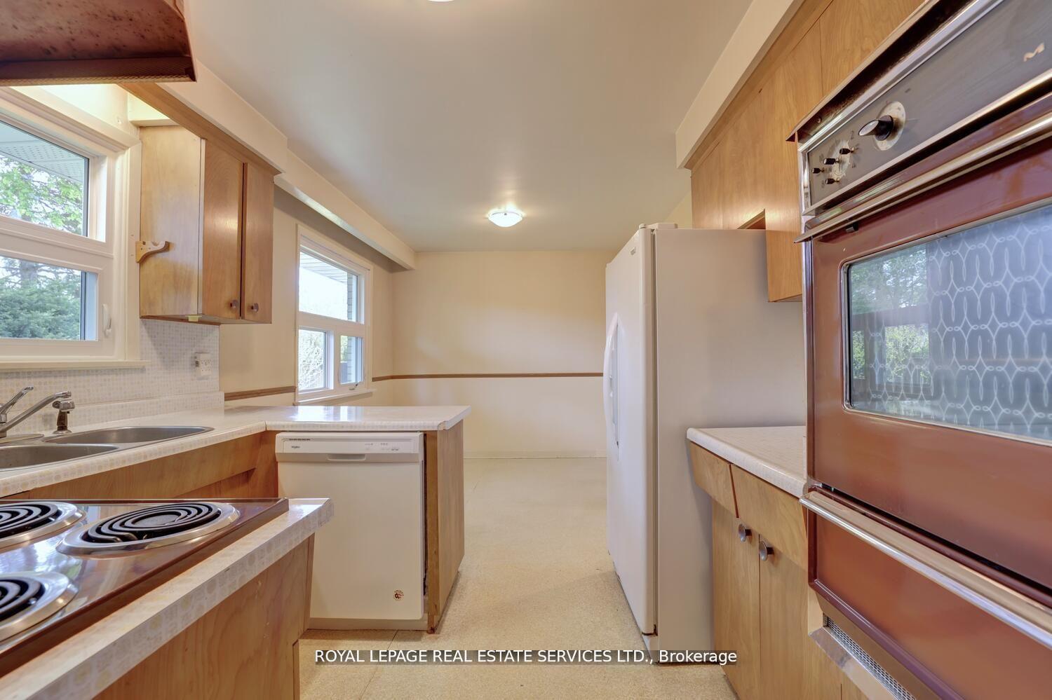Photo 11 of 39 Pettit Drive, Etobicoke, Willowridge-Martingrove-Richview — HOMEH