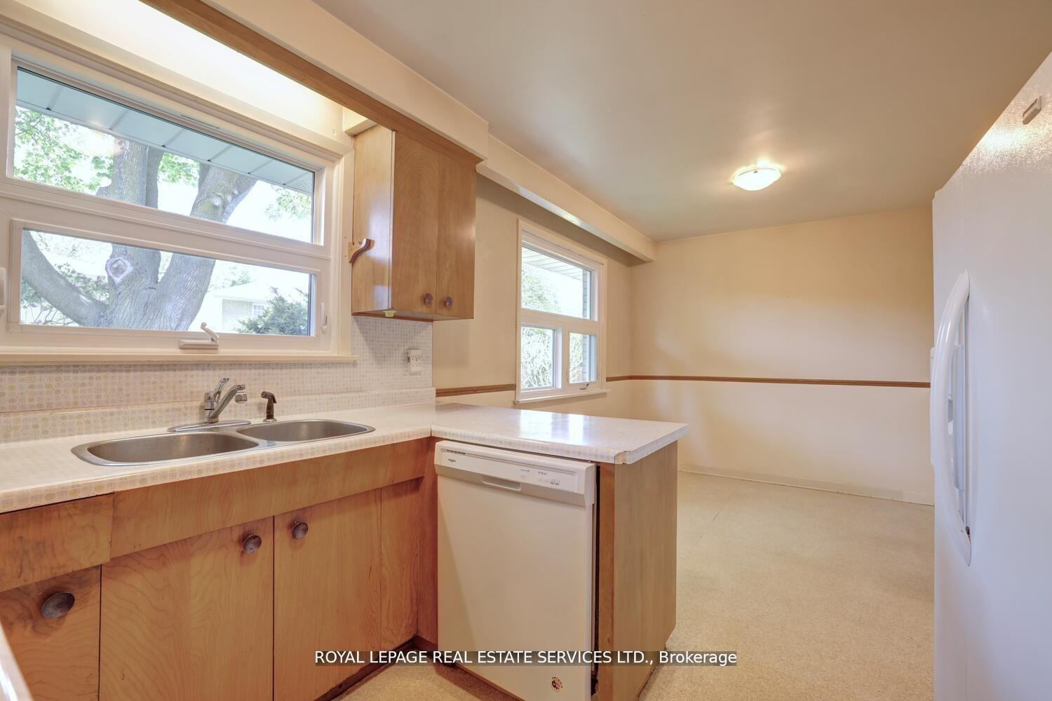 Photo 12 of 39 Pettit Drive, Etobicoke, Willowridge-Martingrove-Richview — HOMEH