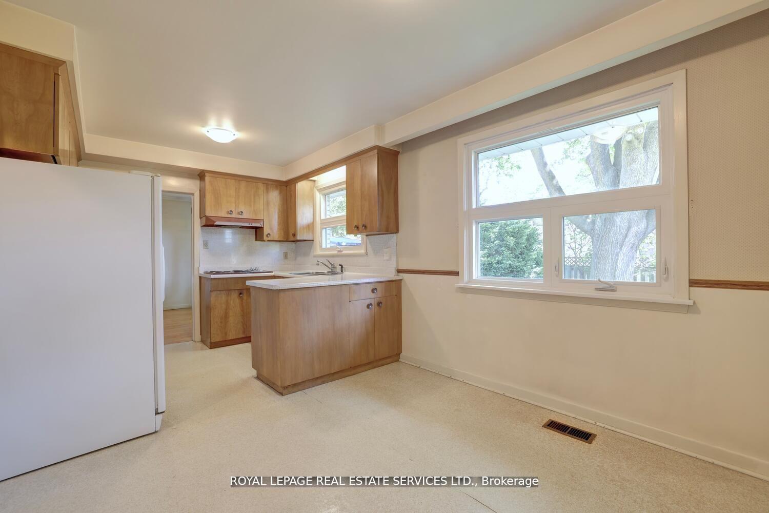 Photo 13 of 39 Pettit Drive, Etobicoke, Willowridge-Martingrove-Richview — HOMEH