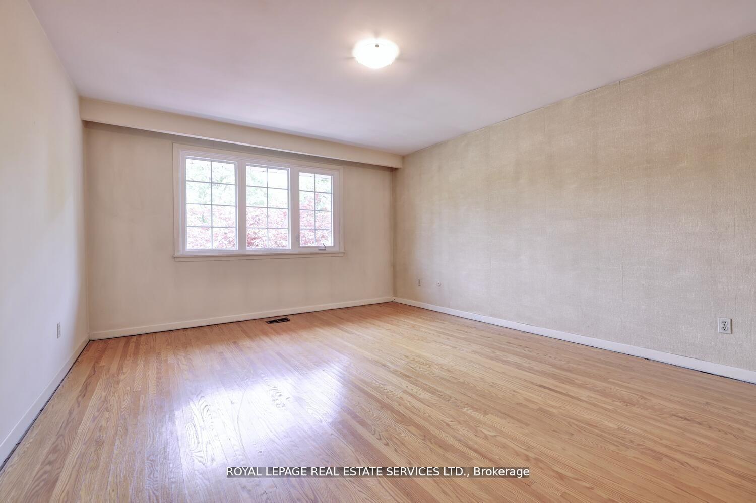 Photo 17 of 39 Pettit Drive, Etobicoke, Willowridge-Martingrove-Richview — HOMEH